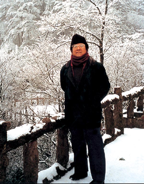 1998于志学在黄山考察雪景 卢平摄.jpg 1998于志学在黄山考察雪景 卢平摄.jpg