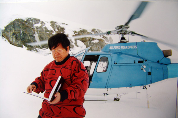 2002年于志学在新西兰库克雪山写生 卢平摄 .JPG 2002年于志学在新西兰库克雪山写生 卢平摄 .JPG