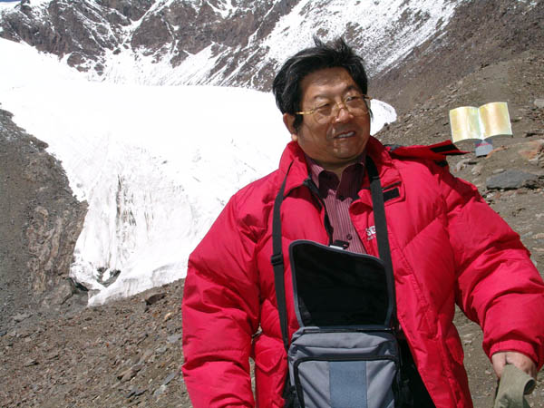 2004年于志学在新疆冰川一号写生.JPG 2004年于志学在新疆冰川一号写生.JPG