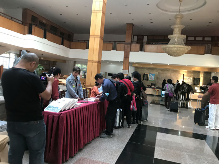 1、活动报到现场.jpg 1、活动报到现场.jpg