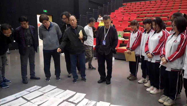 8在益田瀚德学校指导孩子们写生1.jpg 8在益田瀚德学校指导孩子们写生1.jpg