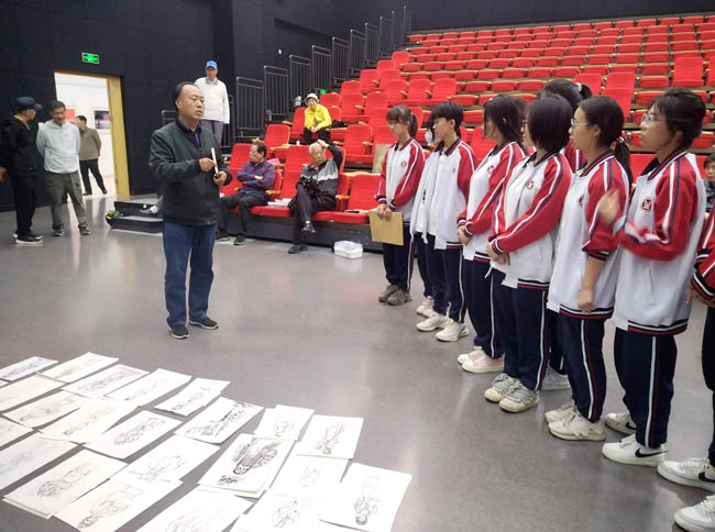 9在益田瀚德学校指导孩子们写生2.jpg 9在益田瀚德学校指导孩子们写生2.jpg